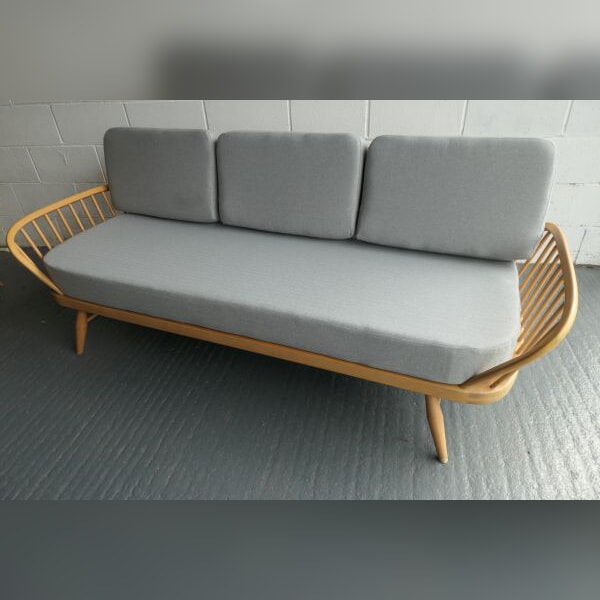 Daybed in Light Grey Herrinbone to Hounslow.
